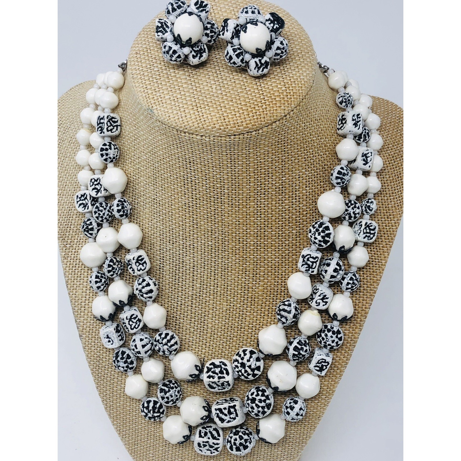 Retro Mod Chunky Bead Necklace Earrings Set Vintage Hong Kong Black White 17$